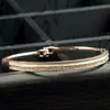 Pulseira de Ouro K Banhada com Diamantes Incrustados de Alta Costura de Luxo Leve, Estilo Aberto Individual Moderno, Pulseira Clássica de Alto Luxo, Zircônia, Retenção de Cor Forte