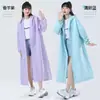 Empaquetado individualmente, apto tanto para adultos como para niños, este impermeable desechable está diseñado específicamente para su uso durante el examen de ingreso a la universidad, proporcionando protección adicional contra la lluvia y el agua en la sala de examen.