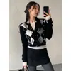 En stock cárdigan chaqueta de punto argyle estilo universitario vintage para mujer estilo coreano estilo perezoso versátil top corto de punto negro