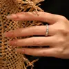 Anel de Aço Titânio com Cravação de Diamante de Precisão CNC com Coração Gravado Dourado Fashionável Estiloso Nicho Estilo Casal Ins Anel em Formato de Coração