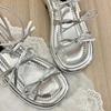 Sandalias Hermosas Estilo Francés Estilo de Hada 2024 Nuevo Lazo Plateado Punta Abierta Tacón Grueso Playa Mar Zapatos Romanos para Mujer