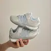 Zapatillas para niño 2026 primavera nuevo malla plateada transpirable velcro suela blanda antideslizante ligero versátil casual
