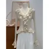 Puro y seductor, este top de punto de manga larga para mujer presenta un nuevo diseño de otoño/invierno con ribete de volantes, un escote en V, un corte ajustado y un favorecedor largo corto.