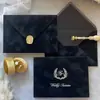 Sobre de terciopelo marrón oscuro con logo de marca estampado en dorado, tarjeta acrílica de borde dorado irregular, invitación de negocios