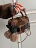 Bolso pequeño de lana súper popular para mujer, otoño e invierno 2025, nuevo bolso bandolera con cadena que combina con todo, exquisito mini bolso cuadrado.