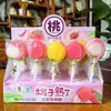 Paletas y Caramelos Duros en Varias Formas de Frutas para que los Niños Compartan Dulces y Den a sus Amigos Regalos Navideños. Puestos en la Puerta de la Escuela