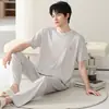 Pijama popular para hombre para verano, hecho de tela modal, de manga corta y pantalón largo, delgado y fresco, adecuado para usar en exteriores como ropa de casa