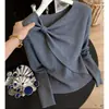 Suéter tejido asimétrico retorcido de estilo casual, nuevo suéter de nicho gris con cuello en V de diseño adelgazante para otoño/invierno 2026