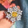 Anillo de boda femenino con diamantes de imitación de color amarillo, de lujo, con seis flores y circonitas, de Tiktok Live, popular y de lujo.