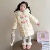 Chaqueta de plumas para niña, colección de invierno 2026, nuevo estilo para niños, abrigo de longitud media moderno y grueso para otoño e invierno, prenda exterior cálida para bebés niñas