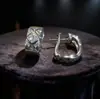 26 Brincos Pequenos Romboideais Estilo Fragrante Cravejados com Diamantes, Brincos Gravados com Precisão CNC, Tarraxas de Orelha Rose V Gold de Luxo Leve, Venda Direta da Fábrica