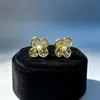 2026 Nuevo Estilo Lujo Ligero Gama Alta Huecos Zirconia Perla Flor Pendientes de Moda Elegantes Pendientes Versátiles para Mujer