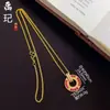 Mismo estilo que la joyería dorada, oro arena, rojo rosado, collar con colgante de hebilla de paz totalmente de diamantes, entrelazado, cadena para la clavícula de corindón rojo, regalo para novia