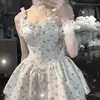 Saia Feminina de Verão Estilo Francês com Alça Média Estampa Floral Adorável de Leite Sensação de Início de Primavera e Outono Cintura Apertada Chic Vestido Delicado de Fada