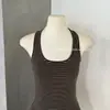 Ruoxin 26 Novo Conjunto de Duas Peças para o Início do Outono Estilo Coreano Casual com Blocos de Cor e Listras, Top Regata com Decote Halter + Saída de Praia Rosa
