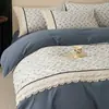 Conjunto de cama de quatro peças em renda francesa escovada, 100% algodão, grau A, espessado para outono e inverno, lençol de algodão puro, capa de edredom e lençol com elástico, oferecendo um toque luxuoso