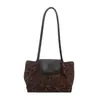 Bolsa de mano ligera de nailon estilo coreano para mujer, nueva colección 2026, gran capacidad, versátil para ir al trabajo, diseño minimalista y se puede llevar bajo el brazo.