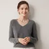 Nuevo suéter de cachemir 100% puro para otoño e invierno para mujer, cuello en V, sin costuras, de punto liso, camisa base de punto, suéter corto versátil y cálido