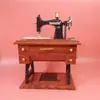 Máquina de coser mini de tamaño pequeño caja de música mecanismo de relojería modelo musical caja decoración de plástico pareja novias niños regalo pequeño