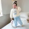 Nova coleção outono e inverno de pijamas grossos, quentes e fofinhos com desenho de gato KT para meninas, roupas de casa fofas para crianças pequenas