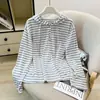 Camiseta de otoño ligera de Tencel a rayas con capucha, manga larga, protección solar, top versátil, corte holgado para mujer