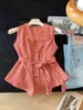 Chaleco sin mangas de verano nuevo estilo francés vintage a cuadros rojos con cuello en V y cintura con lazo, camiseta sin mangas entallada A13046