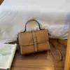 Nova coleção de bolsas femininas 2026: bolsas tiracolo simples e estilosas, bolsas tote de grande capacidade e bolsas de ombro quadradas pequenas da moda