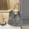 Bolsa feminina versátil casual de nylon, estilo preguiçosa, com estampa de leopardo, transversal, de ombro, moderna e descolada