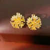 Tarrachas de Orelha em Cluster de Flores Galvanizadas com Ouro Real 18K, Brincos de Nicho Exquisitos e Versáteis com um Toque de Luxo Leve e de Alta Qualidade para Mulheres