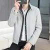 Nueva chaqueta para hombre con cuello alto, una prenda exterior casual versátil y cómoda con un diseño de estampado sencillo, perfecta para hombres jóvenes