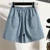 Foto real de shorts rectos holgados de mezclilla lavada, nuevo versátil casual de pierna ancha hasta la rodilla para mujer, talla grande, verano 2026