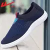 Zapatos de hombre de meter, zapatos de malla transpirables de verano, zapatos finos de tela vieja de Pekín, zapatos de slip-on para hombres, para papás