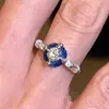 Impresionante anillo de diamantes vintage, diseño de nicho retro exquisito de lujo ligero con un toque de alta gama y artesanía intrincada