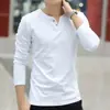 Nueva Camiseta de Manga Larga con Cuello en V de Dos Botones, Estilo Coreano para Hombre, Moda, Corte Ajustado, Versátil, Básica de Color Sólido Casual