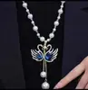 Collar de Perlas de Camelia que Gotea Aceite Nueva Moda para Mujer Exquisita Cadena Larga para Suéter Colgante Versátil de Ropa de Alta Gama