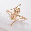 Joia Cruzada Europeia e Americana, Pulseira Dourada Estilo Coreano Simples com Flor e Pérola Incrustada, Bracelete Fashion Retro Exagerado para Mulheres