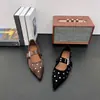 Sapatos Mary Jane com tachas e bico fino para mulheres, sapatos baixos de camurça para o outono de 2026 com fivela, sapatos rasos versáteis retrô para o trabalho