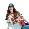 Camiseta de Algodão Puro com Patchwork Colorido e Gola para Verão Feminina Design Moderno Frutas Grafite Solta Casual Top que Cobre a Barriga