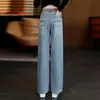 Nuevos jeans de tiro alto y pierna ancha para mujer, lavados y desgastados, con corte recto y holgado, estilizan figuras petite y son de largo hasta el suelo.