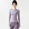 Top de Yoga de Manga Larga Texturizado para Mujer, Cuello Redondo, Estampado de Letras Pequeñas, Elástico, Ajuste Delgado, Transpirable, Agujero para el Pulgar, Top de Entrenamiento