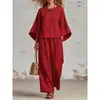 Traje de algodón y lino relajado: top de cuello redondo con botones + pantalones holgados de pierna ancha, atuendo casual simple