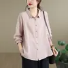 Foto real de camisa feminina de manga longa em gaze de algodão de camada dupla em cor sólida com retalhos estilo retrô, outono de 2026.