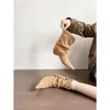 Botas ankle boots retrô versáteis de bico fino para mulheres, novo estilo de outono com fivela de cinto, design plissado, salto grosso, visual chique e ousado, perfeitas para combinar com calças