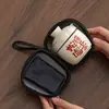 Um conjunto de chá de viagem para uma pessoa, incluindo um bule e uma xícara, perfeito como presente para professores, idosos ou para ocasiões de negócios.