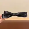 Pinza de plátano en forma de corazón Melard marrón, un accesorio para el cabello sofisticado y minimalista con un lazo y diseño floral