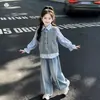 Conjunto de colete de tricô estilo coreano para meninas, novo estilo outono 2026, camisa infantil média e grande, colete, conjunto de três peças com jeans de renda