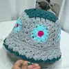 Moda Retro Japonesa Ganchillo Hecho a Mano Crisantemo Sombrero de Pescador Color Dulce Bloqueo de Color Versátil Sombrero Cubo Florido Venta al por Mayor