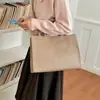 Bolso pequeño cuadrado texturizado estilo coreano al por mayor para mujer, nueva colección otoño 2026, diseño de letras en relieve, bolso de hombro y bolso cruzado para ir al trabajo