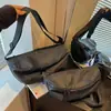 Bolso de hombro ligero transfronterizo 2026 para mujer, bolso tipo dumpling de nailon moderno y versátil para ir al trabajo, viajar y uso casual, bolso cruzado