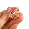 Moda Moderna Europea y Americana Personalidad Lujo Ligero Cuerda Nudosa Tachonada de Diamantes Forma de C Nudo Calabaza Aretes de Botón